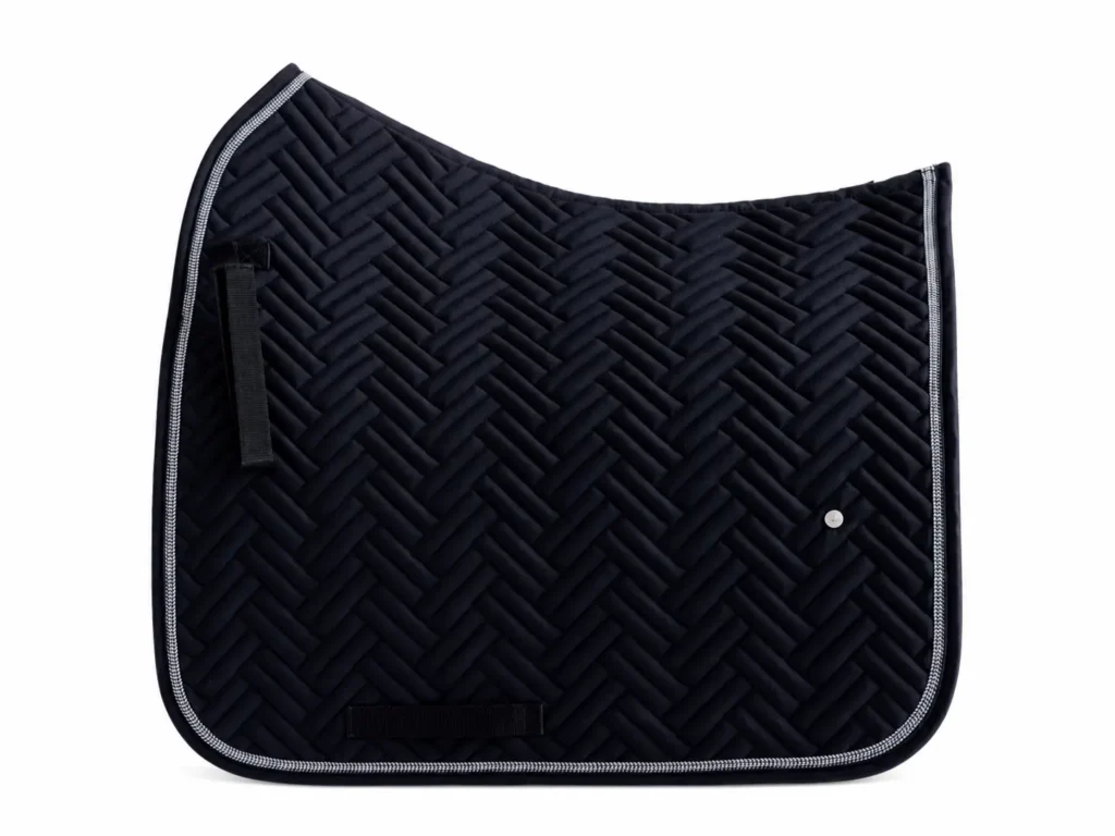 Quel tapis de selle choisir ? Guide d’achat tapis dressage fouganza 500