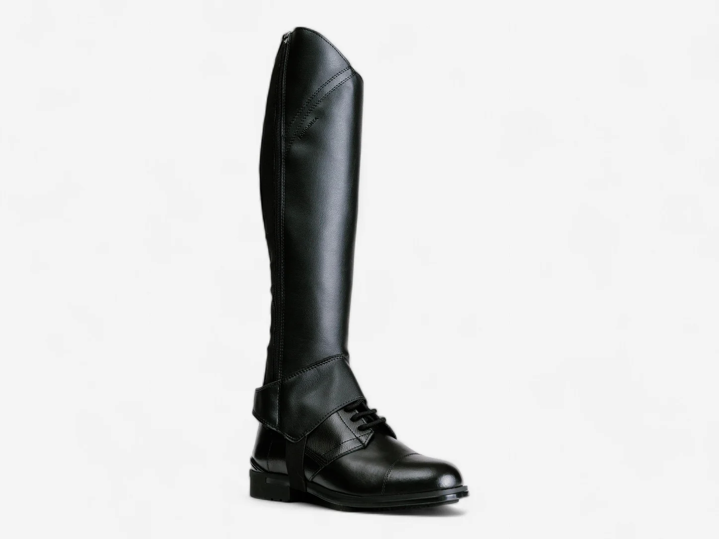 Mini-chap FOUGANZA 500 noir graphite présentée sur une boot noire à lacets, non comprise dans l’offre.